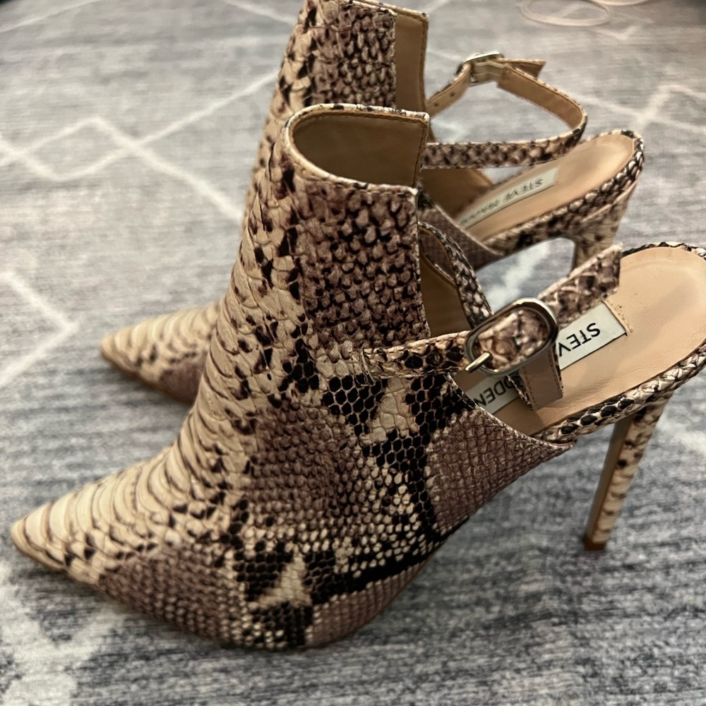 Steve Madden 8.5 snakeskin high heels closed toe
